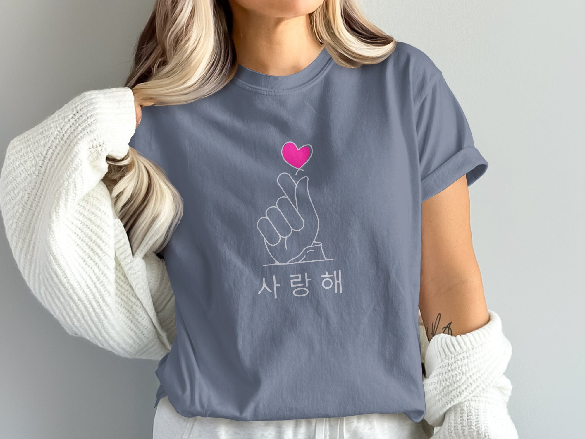 Grey t-shirt with white line art of finger heart and Korean text "사랑해".
